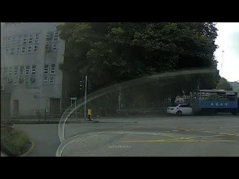車CAM直擊 - 粉嶺馬會道近樂業路 兩車相撞 報警都慳返鐵馬就係附近