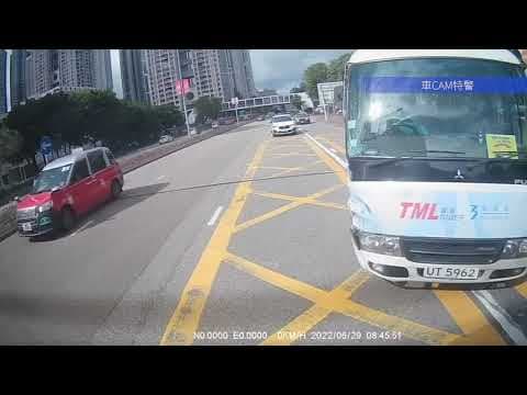 車CAM直擊 - 荃灣大涌道 TML小巴讓線唔睇車 貨Van被撞到剷上行人路
