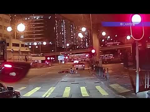 車CAM直擊 - 私家車蝴蝶谷道衝燈與單車相撞 熱心女途人見狀即刻舉機再幫手