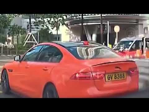 車CAM直擊 - PK 的士狗門都未關好急住開車 衝紅燈撞車