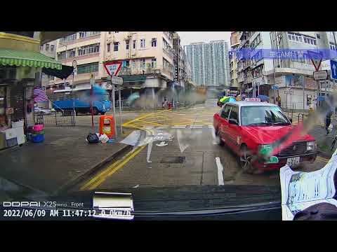 車CAM直擊 - 的士城南道逆線入路口 倒車期間路人仲係車尾跑過