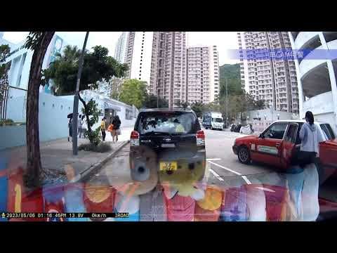 車CAM直擊 - 粉嶺陳朱素華紀念中學對開 的士乘客落車時玻璃碎裂