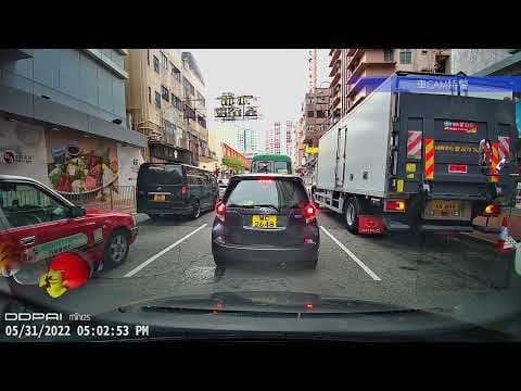 車CAM直擊 - 荃灣市中心一名男子 路中心行走舉中指口噏噏