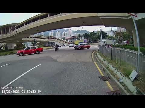 車CAM直擊 - 大圍迴旋處的士撞電單車