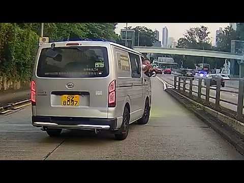 車CAM直擊 - 教車師傅不甘被閘 親自示範覆桌 (轉載)