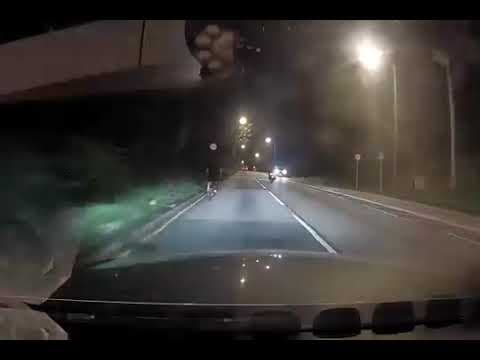 車cam特警夜晚黑衫黑褲公路踩單車，差啲被撞親