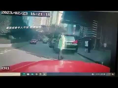 車CAM直擊 - 中環花園道 的士失控鏟工商銀行大廈 事發一刻