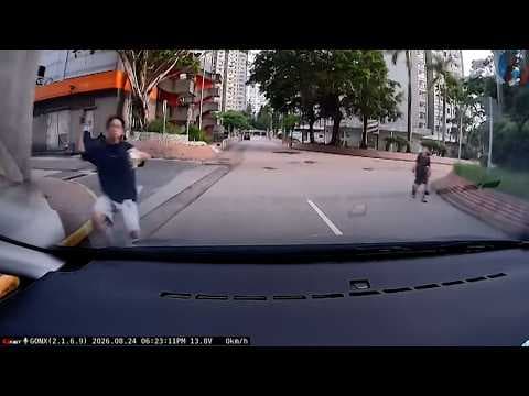 車CAM直擊 - 驚險一刻！小朋友轉角位狂奔出馬路險被撞飛