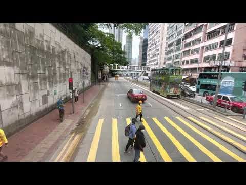 [車CAM直擊] 馬路炸彈系列 鰂魚涌新威園對出有校巴和的士先後快速衝紅燈差點撞死人