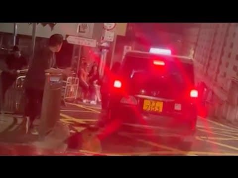車CAM直擊 - 蘭桂坊的士有人喺車旁邊仲強行開車 ￼累到人哋跌親 XT7153 
