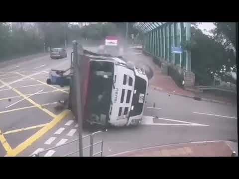 車CAM直擊 - 屏廈路吊車剷行人路翻側