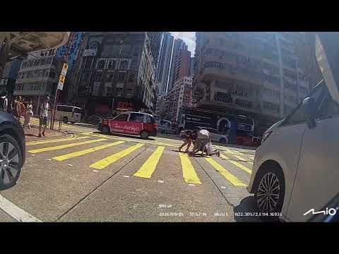 車CAM直擊 - 伯伯過馬路向前仆 幾名好心市民上前幫手