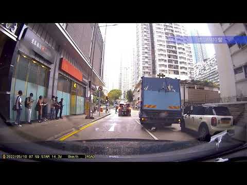 車CAM直擊 - 英皇道1063號 路邊迷你仔慘被垃圾車勾爛泵把