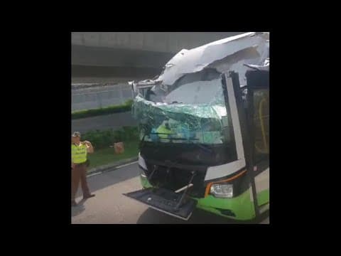 車CAM直擊 - 香園圍公路 旅巴上斜撞2米4高橋底 車頭凹陷 繼而倒車落返橋