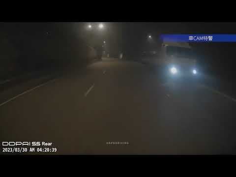 車CAM直擊 - 北大嶼山兩貨車相撞　尾隨的士直插貨車底陣起火　司機疑監生燒