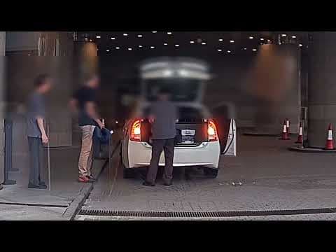車CAM直擊 - Bellboy用腳頂行李上車好似好瀟灑 點知刮花人地部車
