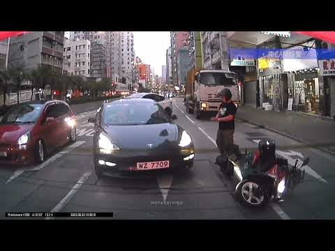 車CAM直擊 - 荔枝角道 WZ7709 Tesla轉線撞跌電單車