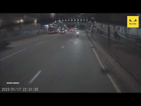 車cam直擊｜葵芳邨對出26炒  臨近新年希望電單車無事