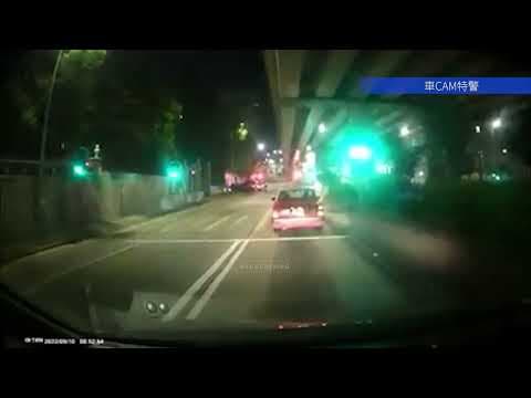 車CAM直擊 - 九龍塘有私家車避警追截 撞欄cup4