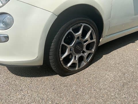 車CAM直擊 - 元朗公路地面大量石頭 硬食爆呔 #大家小心