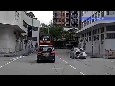 車CAM直擊 - 德業街 女單車手突然抽去對面線 #私家車司機要幫手請聯絡