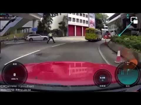 【車CAM】香港觀塘盡責的交通警 唔要命式截車￼￼￼開單 司機：咁都得既！？