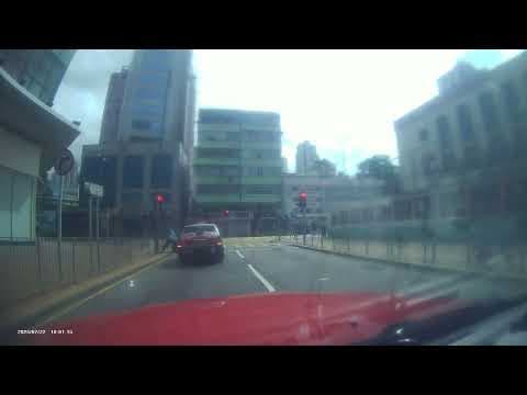 車CAM直擊 - 的士大哥好人好事 落車幫手扶過馬路跌親伯伯 禾笛街燈位