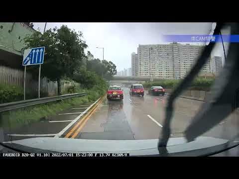 車CAM直擊 - 馬路水馬被強風吹出，私家車不幸撞到！黑起上嚟真係擋唔住..
