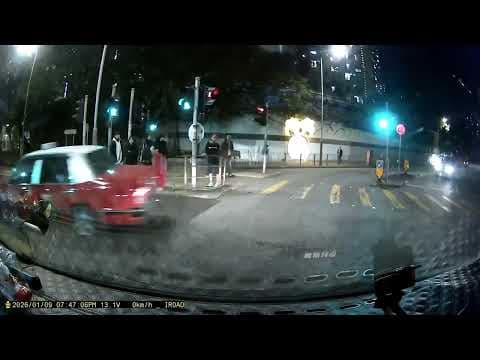 車CAM直擊 - 懷疑人生系列 對面線三架的士齊衝燈