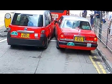 車CAM直擊 - 平時輕輕撞都開天殺價 今次大大力撞就兩架都走左去