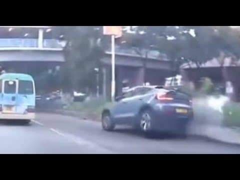車CAM直擊 - 你都係想show off自己幾硬淨姐...😂 富豪硬撼石壆