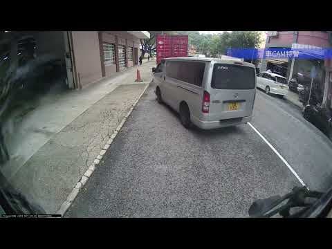 車CAM直擊 - 禾寮坑路 拖頭倒車撞貨Van