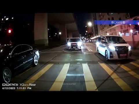 車CAM直擊 - 亞皆老街轉窩打老道，兩車睇錯燈險撞行人