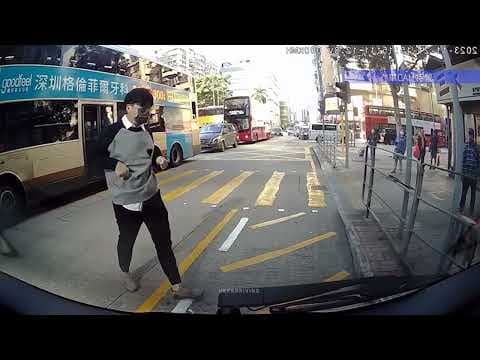 車CAM直擊 - 上海街男子亂過馬路 巴士臨撞一刻突然醒覺 逃過一劫