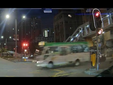 車CAM直擊 - 沙咀道大涌道交界 的士疑睇錯燈與綠Van相撞