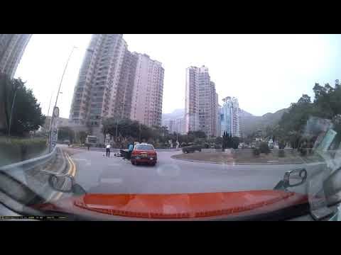 車CAM直擊 - 愉景灣隧道出口迴旋處，的士撞單車