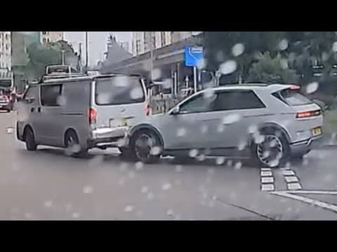 車CAM直擊 - 美孚橋底 貨Van出讓線後突然停低 後車追撞 