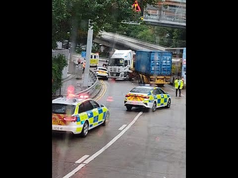 車CAM直擊 - 漆咸道南貨櫃車失事　撞警車釀4車串燒2警員受傷