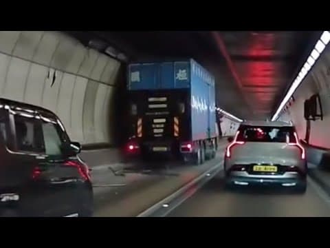 車CAM直擊 - 今朝獅隧塞車原因🤦‍♂️ 大貨車撞牆
