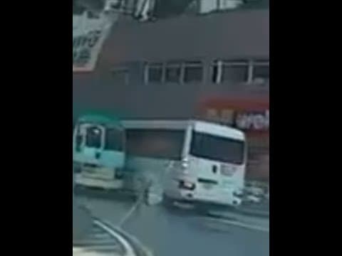 車CAM直擊 - 士美菲路 CLS 校巴彎位雙白扒頭 救護車都要停埋俾佢過