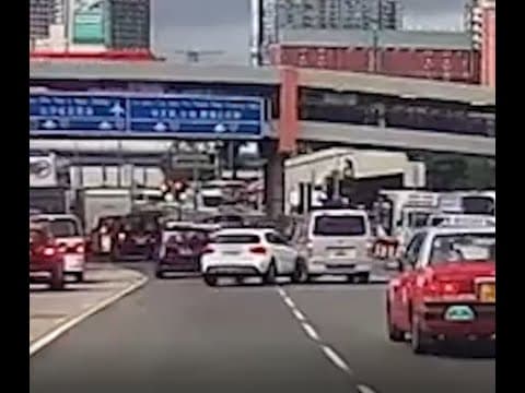 車CAM直擊 - 紅磡收費廣場 Benz撞貨Van 撞完唔識停仲想走咗去