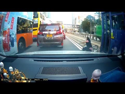 車CAM直擊 - 金鐘道 單車阿姐踩入電車軌被撞跌