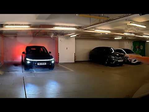 車CAM直擊 - Teslun 日常？唔係有 360 畫面咩？一架車泊兩個位仲要打手勢話 OK，最後我決定默默泊遠啲 👋