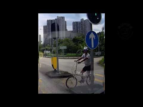 車CAM直擊 - 邊個嘅退休老竇喺帝欣苑出邊踩單車衝紅燈？