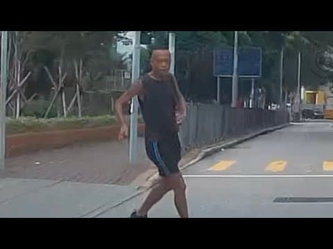 車CAM直擊 - 親朋戚友請認領 跑步阿叔彈出彈入