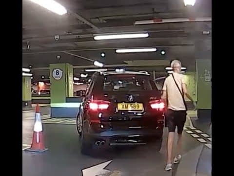 車CAM直擊 - 衝呀 🤣 閘都未準備好 圍方寶馬搶先入閘