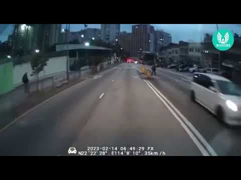車CAM直擊｜梨木樹外賣電單車攔腰撼的士