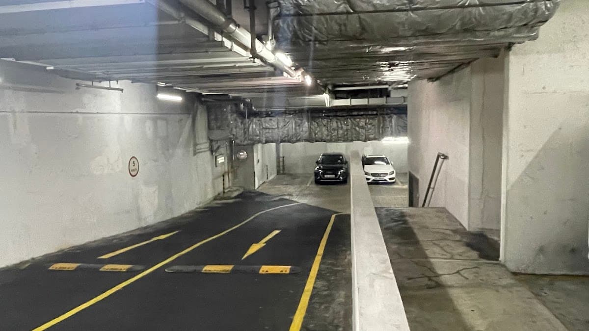 國都廣場 Olympia Plaza 停車場 實景照片 8