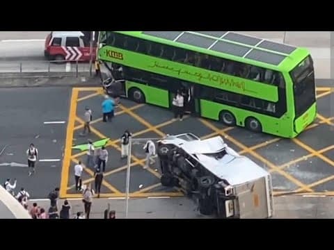 車CAM直擊 - 寶達邨 巴士與貨車相撞 事發一刻
