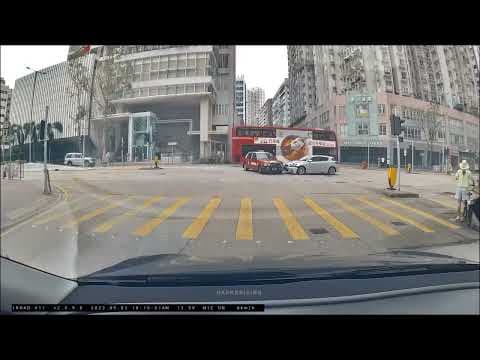 車CAM直擊 - 庇利街十字路口 兩車相撞  (轉載)